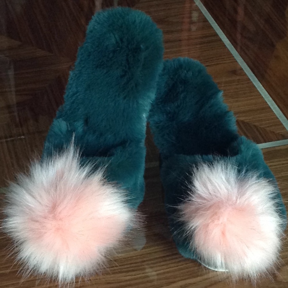 🍃🌸 Shiraleah  - 'Amor' Holiday Slippers in Green
